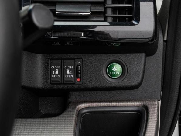 Honda Stepwgn V с пробегом 2016 года, цена 2 148 000 рублей, 64026 км, минивэн, Автокод Объявления