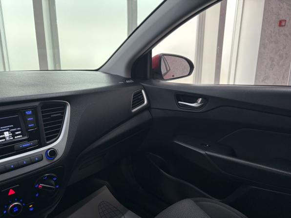 Hyundai Solaris II с пробегом 2018 года, цена 1 095 000 рублей, 132471 км, седан, Автокод Объявления