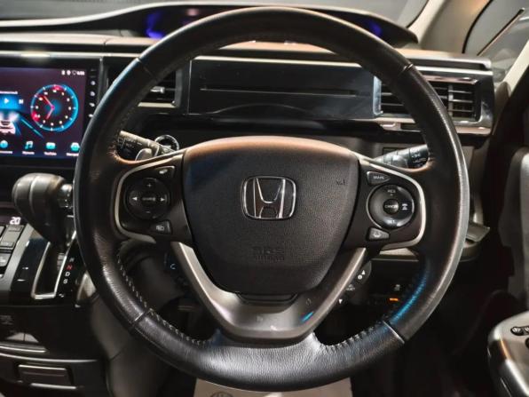 Honda Stepwgn V Рестайлинг с пробегом 2019 года, цена 2 235 000 рублей, 110880 км, минивэн, Автокод Объявления