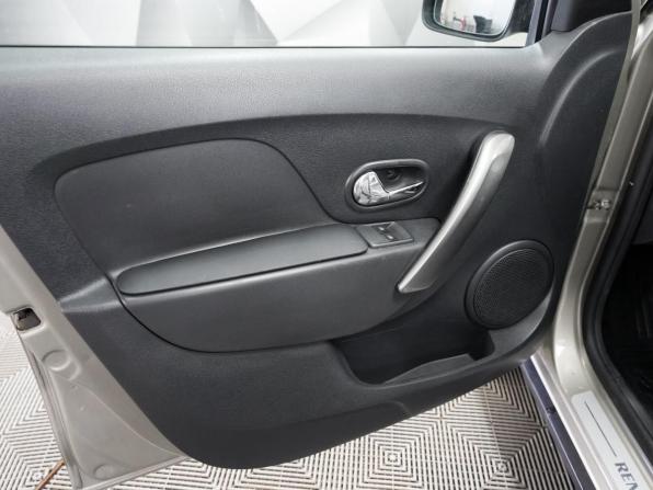 Renault Sandero II с пробегом 2017 года, цена 949 000 рублей, 145300 км, хэтчбек, Автокод Объявления