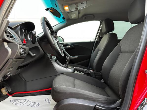 Opel Astra J Рестайлинг с пробегом 2012 года, цена 675 000 рублей, 220580 км, седан, Автокод Объявления