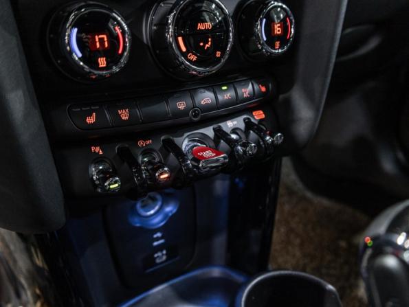 Mini Hatch III (F55/F56) Рестайлинг 2 с пробегом 2021 года, цена 3 649 700 рублей, 79207 км, хэтчбек, Автокод Объявления
