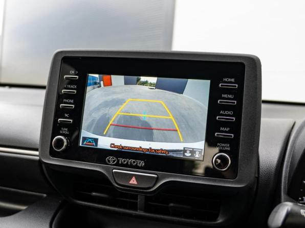 Toyota Yaris IV с пробегом 2021 года, цена 1 198 000 рублей, 77021 км, хэтчбек, Автокод Объявления