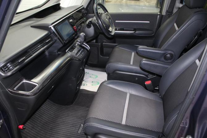 Honda Stepwgn V с пробегом 2015 года, цена 1 750 000 рублей, 82909 км, минивэн, Автокод Объявления