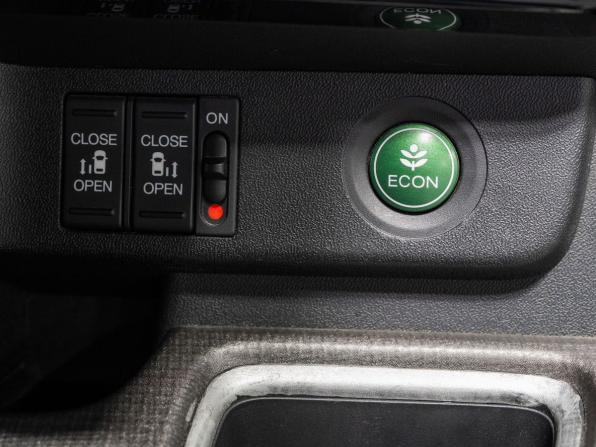 Honda Stepwgn V с пробегом 2015 года, цена 1 850 000 рублей, 102000 км, минивэн, Автокод Объявления