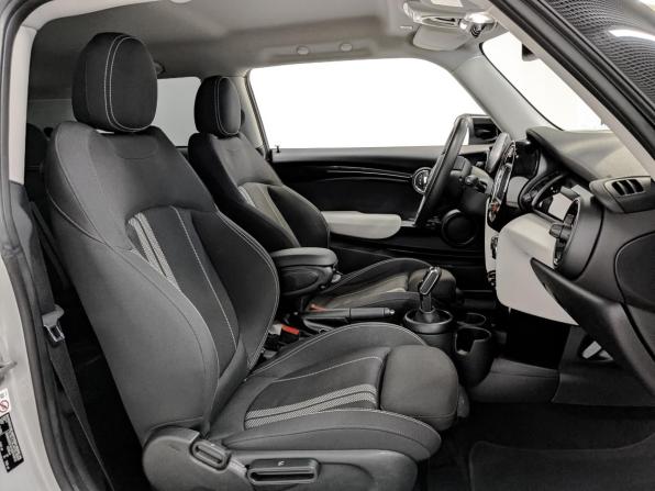 Mini Hatch III (F55/F56) Рестайлинг с пробегом 2021 года, цена 2 950 000 рублей, 65664 км, хэтчбек, Автокод Объявления