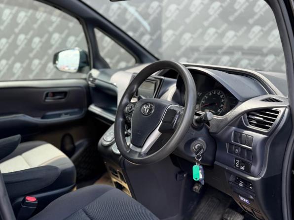 Toyota Voxy III (R80) с пробегом 2014 года, цена 1 450 000 рублей, 136390 км, минивэн, Автокод Объявления
