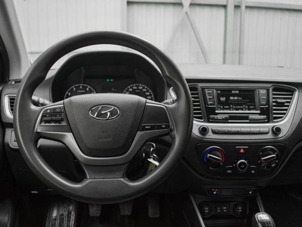 Hyundai Solaris II с пробегом 2017 года, цена 1 035 000 рублей, 134679 км, седан, Автокод Объявления