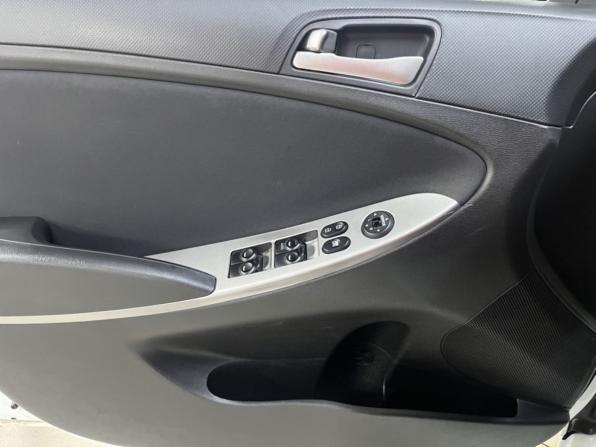 Hyundai Solaris I Рестайлинг с пробегом 2015 года, цена 1 095 000 рублей, 111720 км, седан, Автокод Объявления