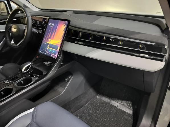 Geely Atlas II с пробегом 2024 года, цена 3 210 000 рублей, 2570 км, внедорожник, Автокод Объявления