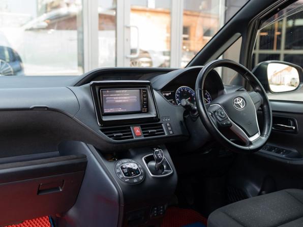 Toyota Noah III (R80) с пробегом 2017 года, цена 1 950 000 рублей, 94507 км, минивэн, Автокод Объявления