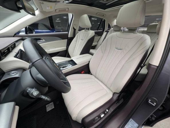 Hongqi H5 II с пробегом 2024 года, цена 3 790 000 рублей, 2234 км, седан, Автокод Объявления