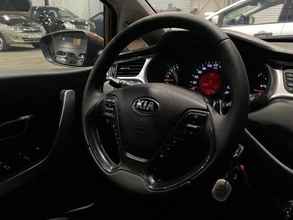 Kia Ceed II Рестайлинг с пробегом 2017 года, цена 920 000 рублей, 171502 км, универсал, Автокод Объявления