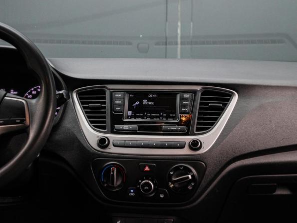 Hyundai Solaris II с пробегом 2017 года, цена 990 000 рублей, 216000 км, седан, Автокод Объявления