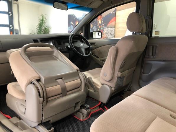 Toyota ISis I с пробегом 2004 года, цена 695 000 рублей, 280000 км, минивэн, Автокод Объявления
