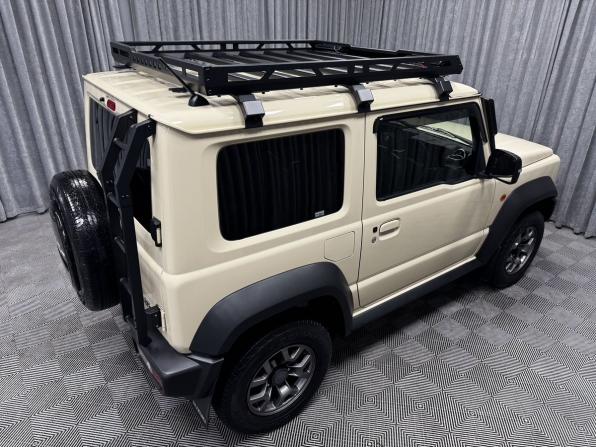 Suzuki Jimny IV с пробегом 2022 года, цена 2 550 000 рублей, 28878 км, внедорожник, Автокод Объявления