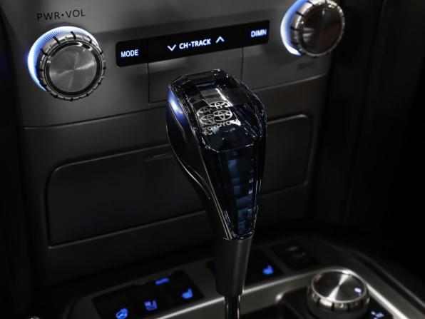 Toyota Land Cruiser 200 Series Рестайлинг 2 с пробегом 2017 года, цена 5 649 000 рублей, 273423 км, внедорожник, Автокод Объявления