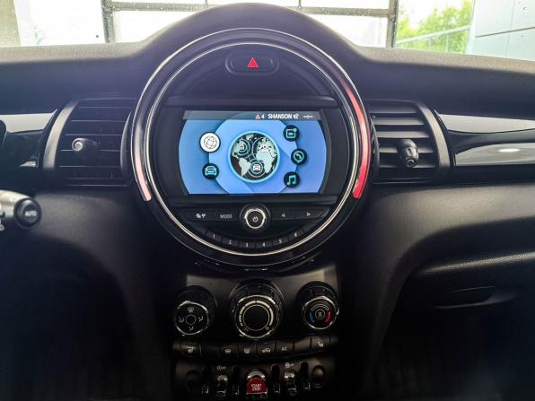 Mini Hatch III (F55/F56) Рестайлинг с пробегом 2019 года, цена 1 655 000 рублей, 48086 км, хэтчбек, Автокод Объявления