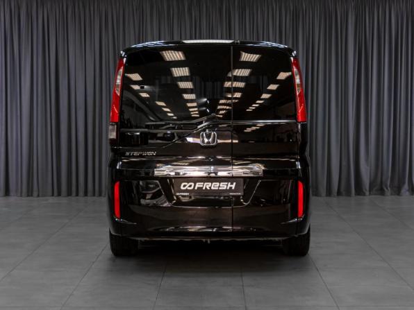 Honda Stepwgn V Рестайлинг с пробегом 2017 года, цена 1 849 000 рублей, 181390 км, минивэн, Автокод Объявления