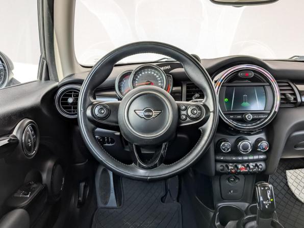 Mini Hatch III (F55/F56) Рестайлинг с пробегом 2018 года, цена 1 800 000 рублей, 73652 км, хэтчбек, Автокод Объявления