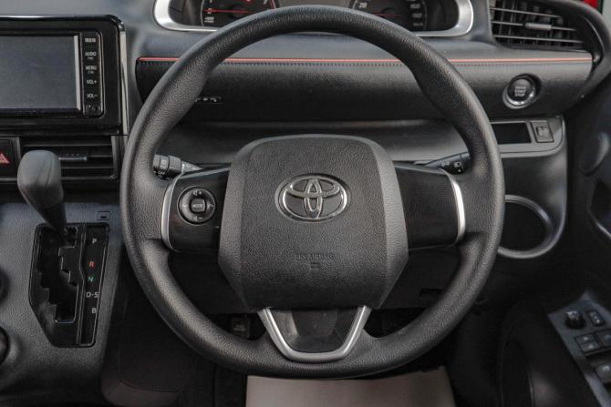 Toyota Sienta II Рестайлинг с пробегом 2019 года, цена 1 569 000 рублей, 83000 км, компактвэн, Автокод Объявления