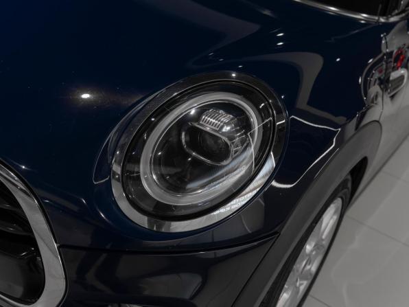 Mini Hatch III (F55/F56) Рестайлинг с пробегом 2018 года, цена 1 845 000 рублей, 92652 км, хэтчбек, Автокод Объявления