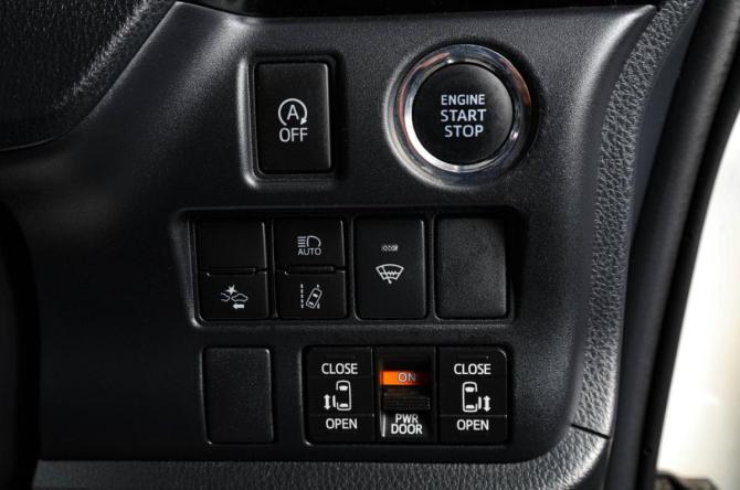 Toyota Esquire I Рестайлинг с пробегом 2017 года, цена 2 399 000 рублей, 150550 км, минивэн, Автокод Объявления