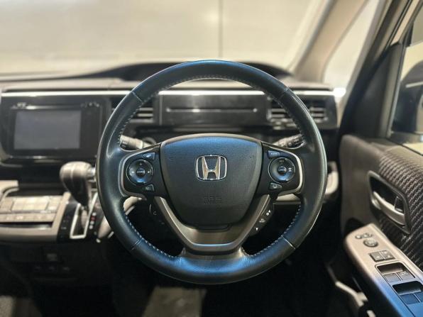 Honda Stepwgn V с пробегом 2016 года, цена 1 750 000 рублей, 201000 км, минивэн, Автокод Объявления