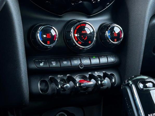 Mini Hatch III (F55/F56) Рестайлинг с пробегом 2021 года, цена 2 220 700 рублей, 108117 км, хэтчбек, Автокод Объявления