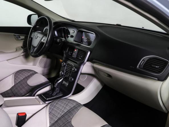 Volvo V40 Cross Country I Рестайлинг с пробегом 2018 года, цена 2 090 000 рублей, 54564 км, хэтчбек, Автокод Объявления