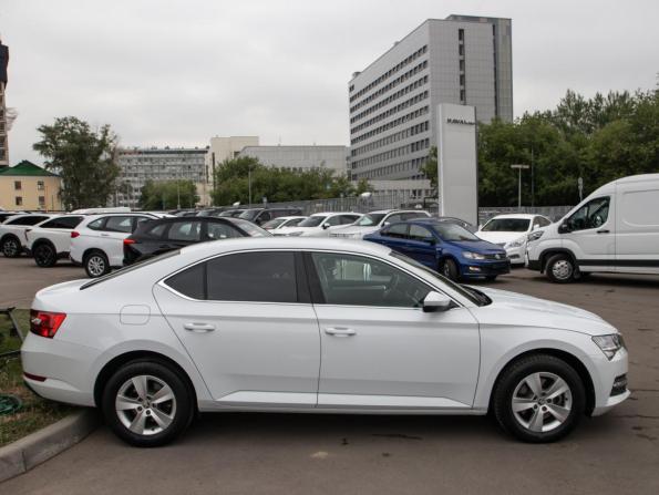 Skoda Superb III Рестайлинг с пробегом 2021 года, цена 2 858 100 рублей, 58742 км, лифтбек, Автокод Объявления