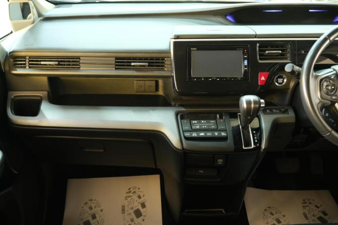 Honda Stepwgn V Рестайлинг с пробегом 2018 года, цена 2 299 000 рублей, 110000 км, минивэн, Автокод Объявления