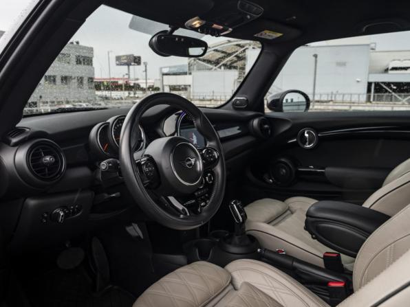 Mini Hatch III (F55/F56) Рестайлинг с пробегом 2020 года, цена 2 770 000 рублей, 42379 км, хэтчбек, Автокод Объявления