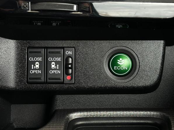 Honda Stepwgn V Рестайлинг с пробегом 2017 года, цена 2 307 000 рублей, 120875 км, минивэн, Автокод Объявления