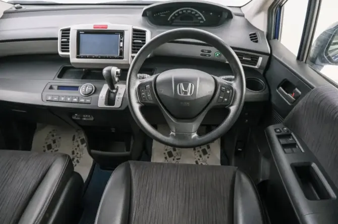 Honda Freed I Рестайлинг 2 с пробегом 2015 года, цена 1 239 000 рублей, 64195 км, компактвэн, Автокод Объявления