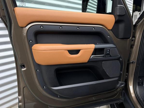 Land Rover Defender II с пробегом 2022 года, цена 11 300 000 рублей, 40895 км, внедорожник, Автокод Объявления