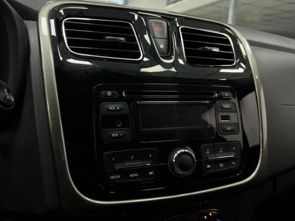 Renault Sandero II с пробегом 2015 года, цена 850 000 рублей, 81000 км, хэтчбек, Автокод Объявления