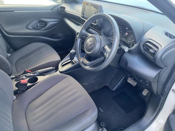 Toyota Yaris IV с пробегом 2020 года, цена 1 330 000 рублей, 121000 км, хэтчбек, Автокод Объявления