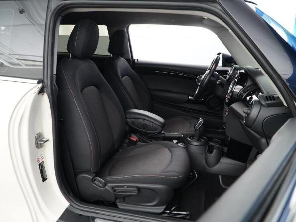 Mini Hatch III (F55/F56) Рестайлинг с пробегом 2018 года, цена 1 397 444 рубля, 147621 км, хэтчбек, Автокод Объявления