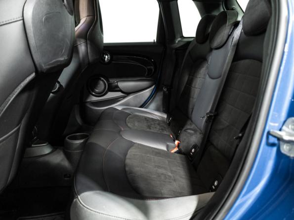 Mini Hatch III (F55/F56) Рестайлинг 2 с пробегом 2021 года, цена 2 899 700 рублей, 40133 км, хэтчбек, Автокод Объявления
