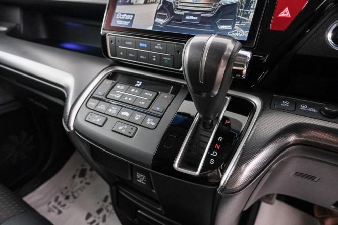 Honda Stepwgn V Рестайлинг с пробегом 2021 года, цена 2 999 000 рублей, 48000 км, минивэн, Автокод Объявления