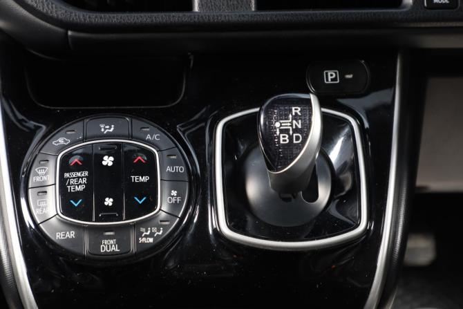 Toyota Esquire I с пробегом 2015 года, цена 2 149 000 рублей, 133007 км, минивэн, Автокод Объявления