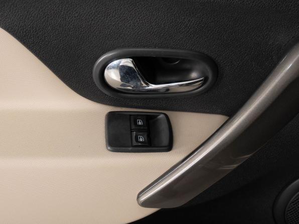 Renault Logan II Рестайлинг с пробегом 2018 года, цена 894 000 рублей, 127000 км, седан, Автокод Объявления