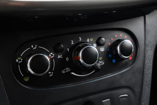 Renault Sandero II с пробегом 2015 года, цена 649 000 рублей, 269102 км, хэтчбек, Автокод Объявления
