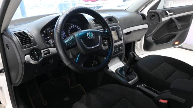 Skoda Octavia II (A5) Рестайлинг с пробегом 2013 года, цена 650 000 рублей, 256221 км, лифтбек, Автокод Объявления