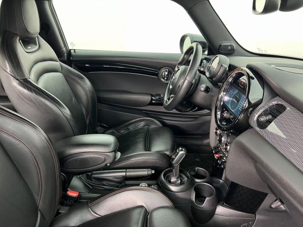 Mini Hatch III (F55/F56) Рестайлинг 2 с пробегом 2021 года, цена 2 750 000 рублей, 129600 км, хэтчбек, Автокод Объявления