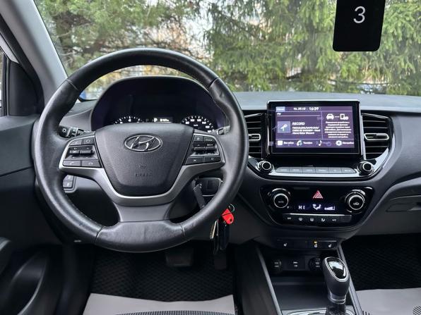 Hyundai Solaris II Рестайлинг с пробегом 2021 года, цена 1 359 000 рублей, 130418 км, седан, Автокод Объявления