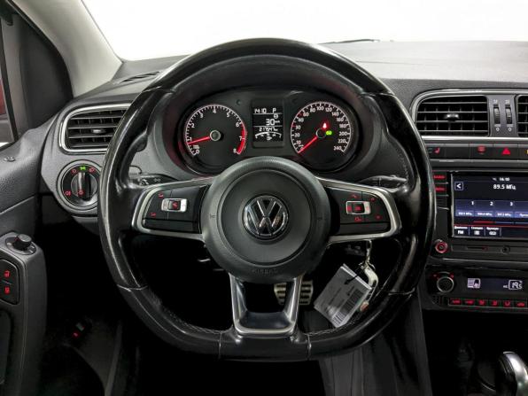 Volkswagen Polo V Рестайлинг с пробегом 2018 года, цена 990 000 рублей, 217546 км, седан, Автокод Объявления