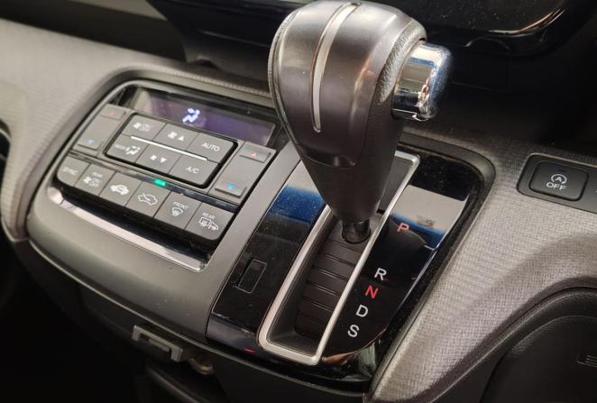 Honda Stepwgn V с пробегом 2015 года, цена 2 045 000 рублей, 117706 км, минивэн, Автокод Объявления