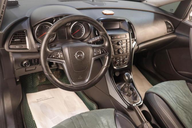 Opel Astra J Рестайлинг с пробегом 2012 года, цена 759 000 рублей, 207000 км, седан, Автокод Объявления
